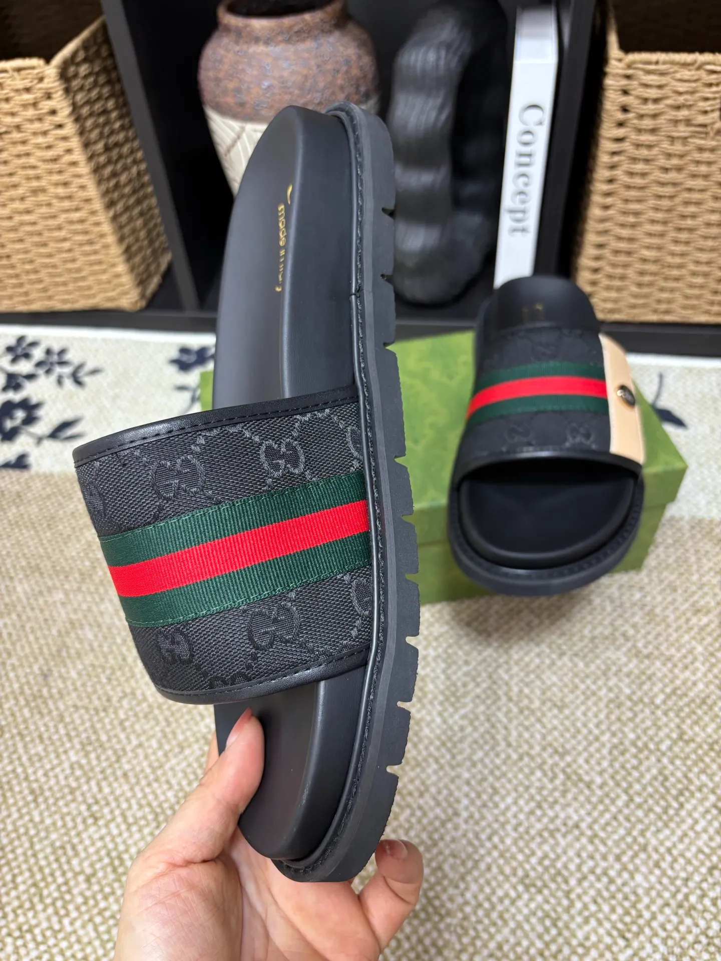 Factory 💰 300 yuan Gucci slippers] high-end men's shoes brand official website 1:1 latest masterpiece: original mold customization, the fabric is made of imported original materials, upgraded outsole, lighter and non-slip. The market's top quality, simple yet tasteful, a must-have for fashionistas, fashionable at your feet, full of confidence, the same style at the counter 👍The season of summer slippers is here. Code: 38-45 (45 customized)